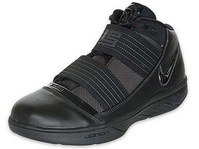 nike_zoom_soldier_3_gr_triple_black_3_01.jpg