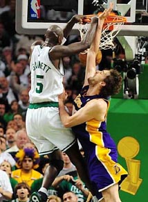 Kevin Garnett monster dunk on Paul Gasol